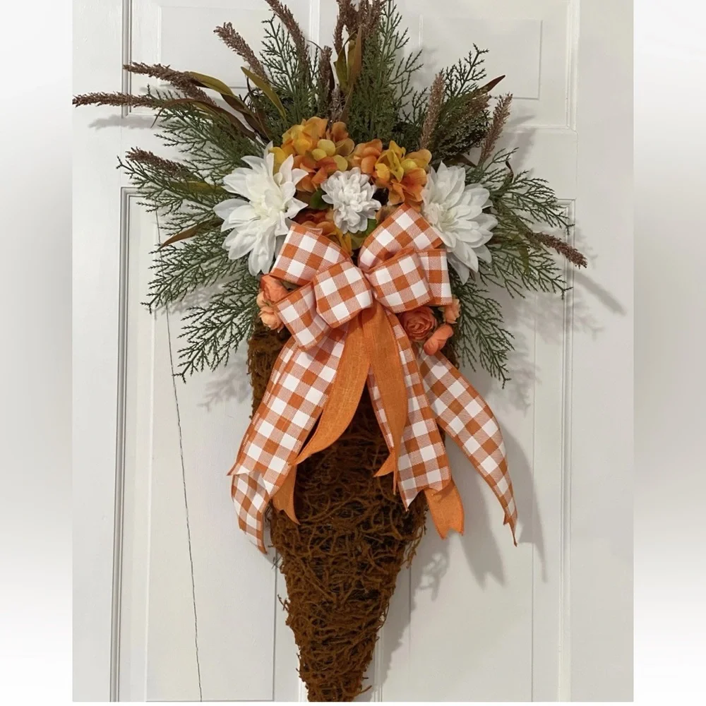 Easter carrot with a gingham bow measuring 30 x 17“